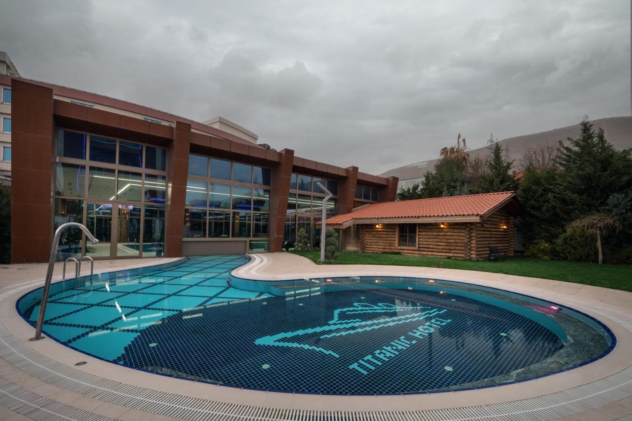 Titanic Hotel & Spa Szulejmánijja Kültér fotó The swimming pool at the hotel