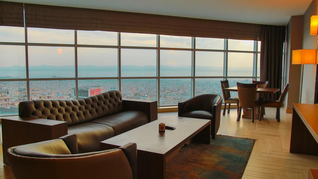 Titanic Hotel & Spa Szulejmánijja Kültér fotó A suite at the hotel