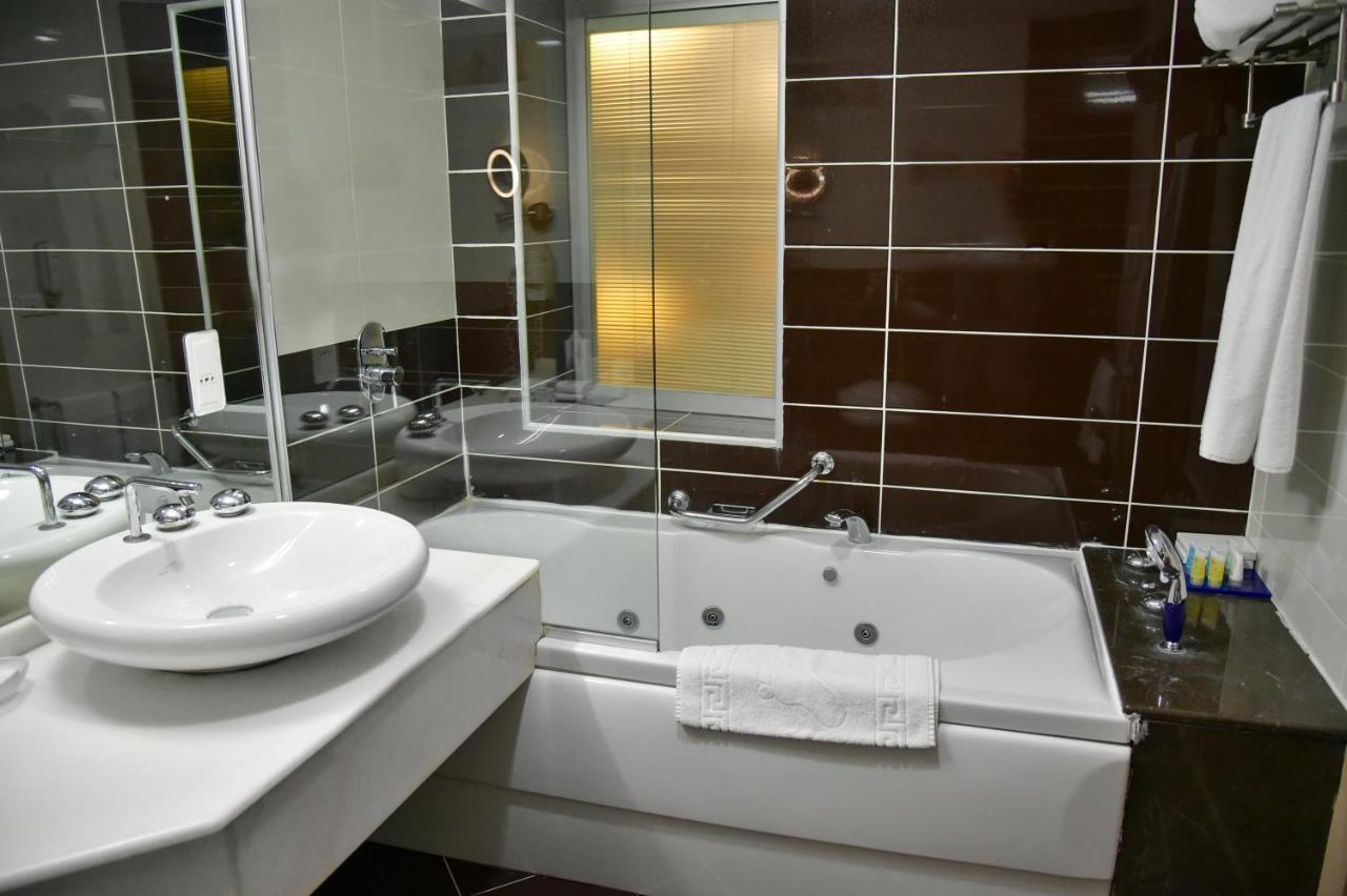 Titanic Hotel & Spa Szulejmánijja Kültér fotó Bathroom with shower door