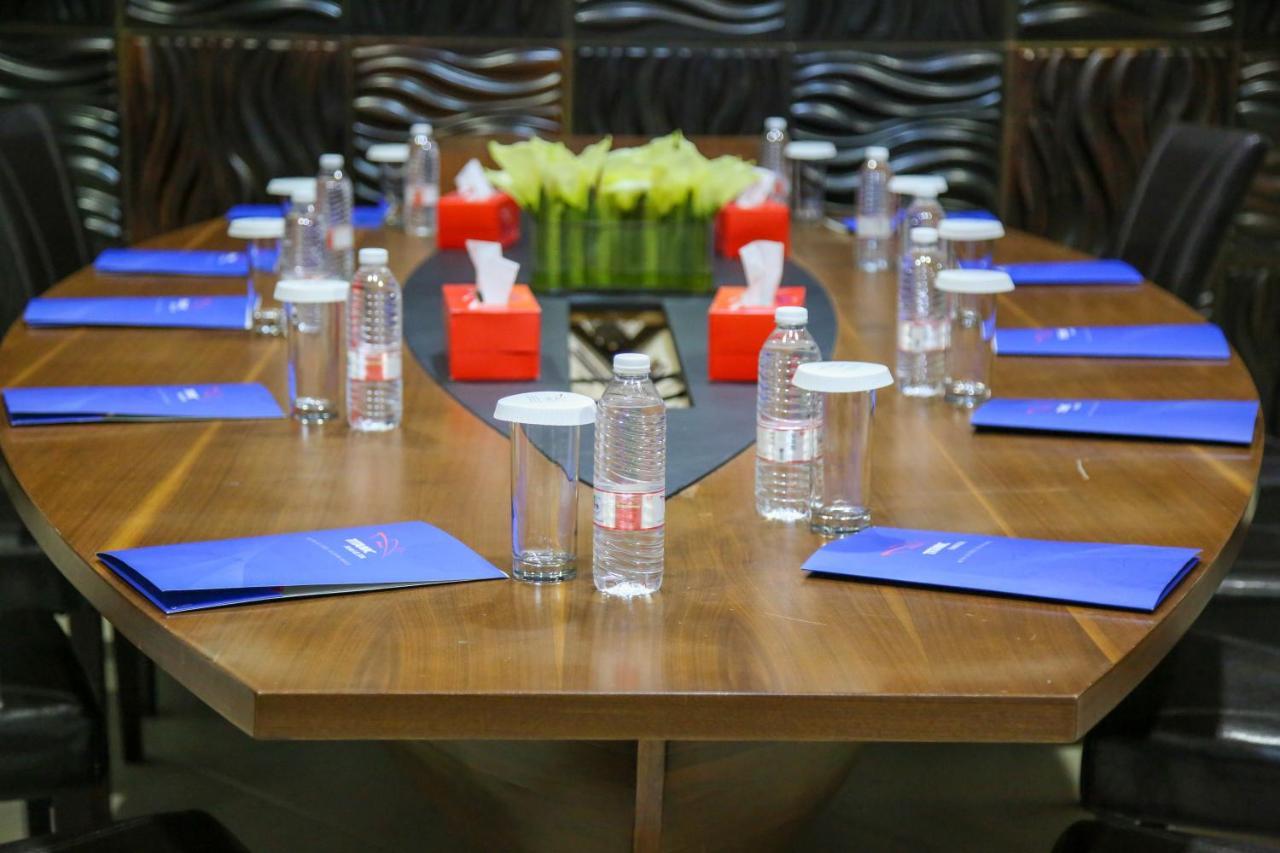 Titanic Hotel & Spa Szulejmánijja Kültér fotó The table at the Pentagon used by the Secretary of Defense