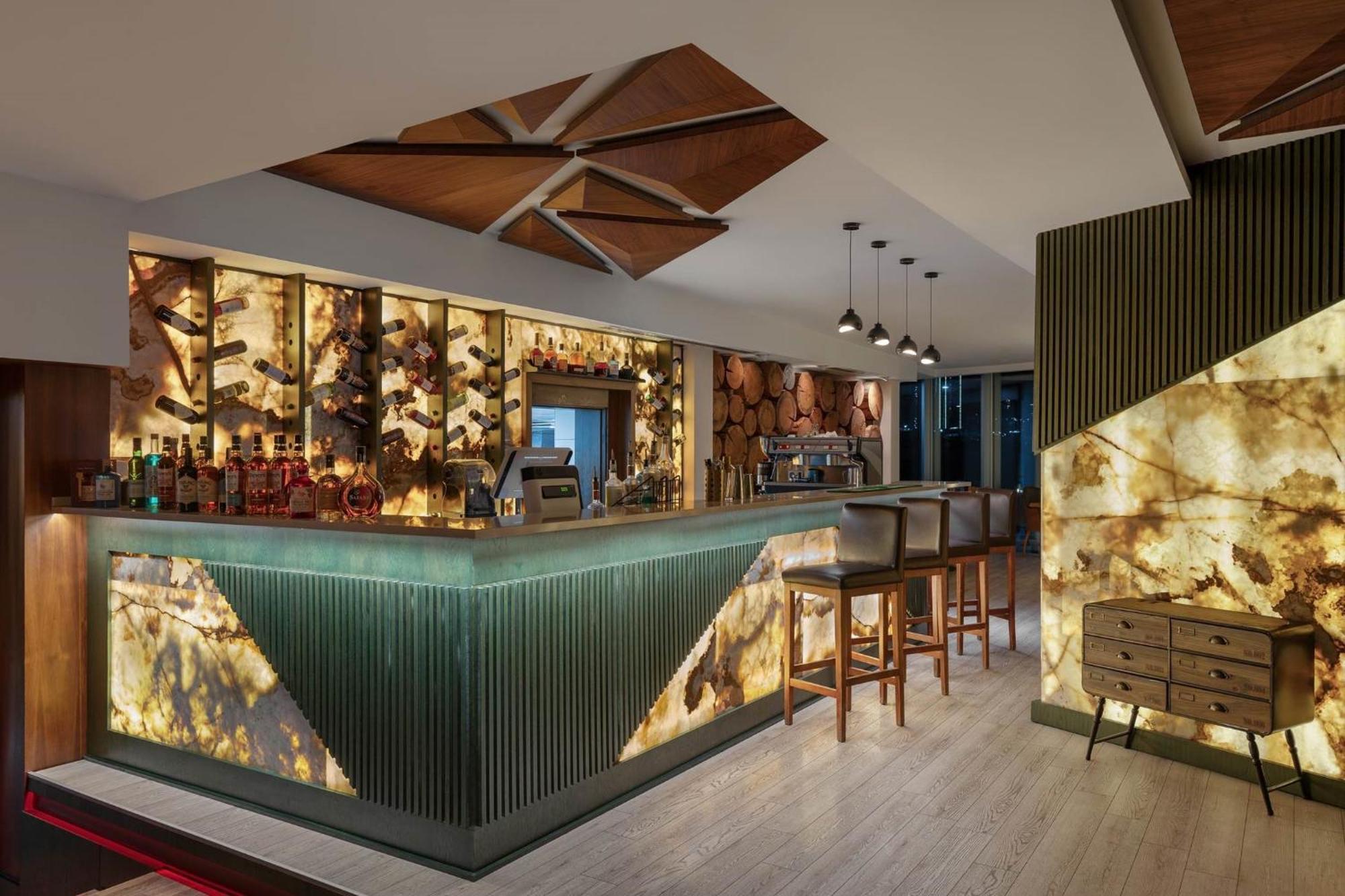 Titanic Hotel & Spa Szulejmánijja Kültér fotó The bar at the 101 bar