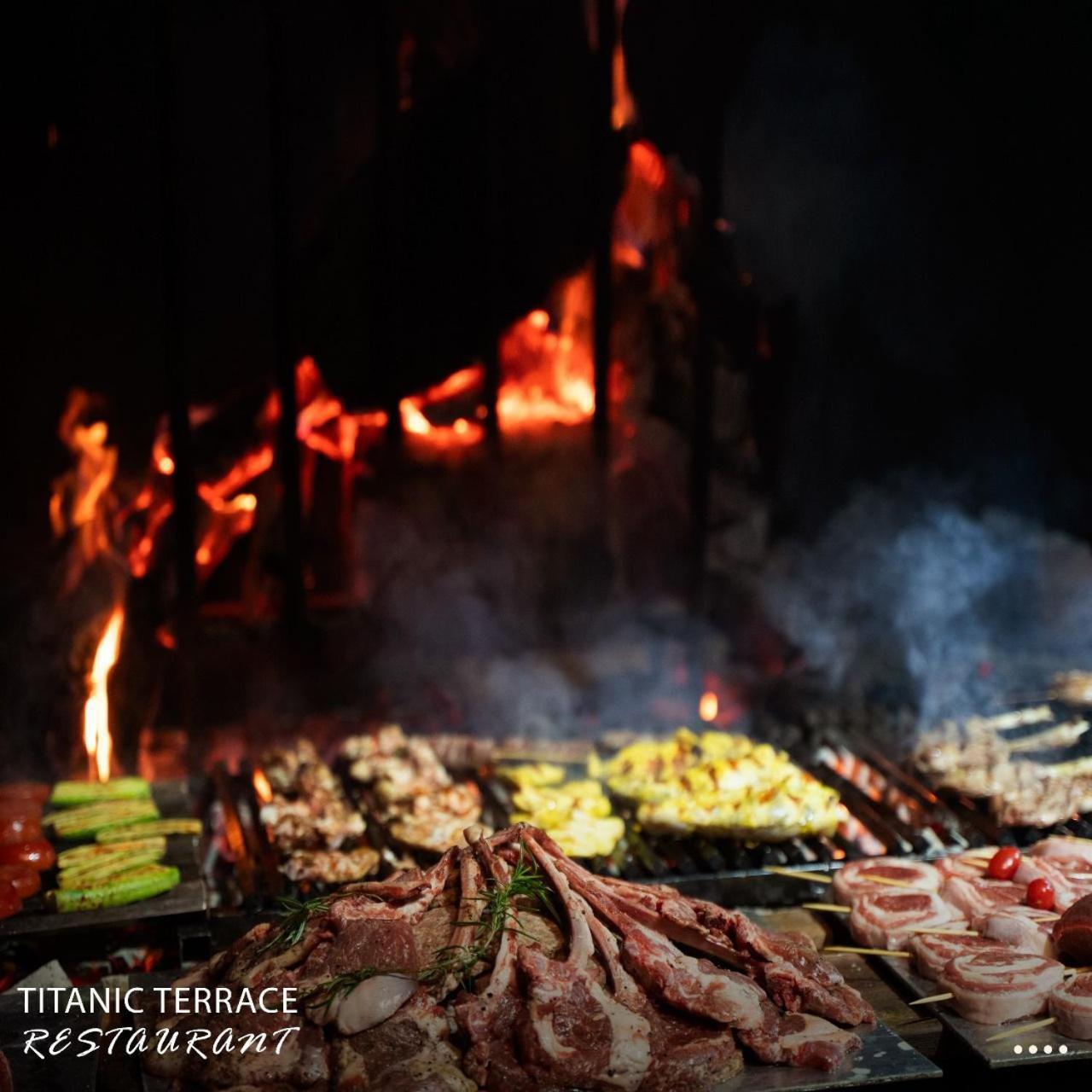 Titanic Hotel & Spa Szulejmánijja Kültér fotó A typical barbecue