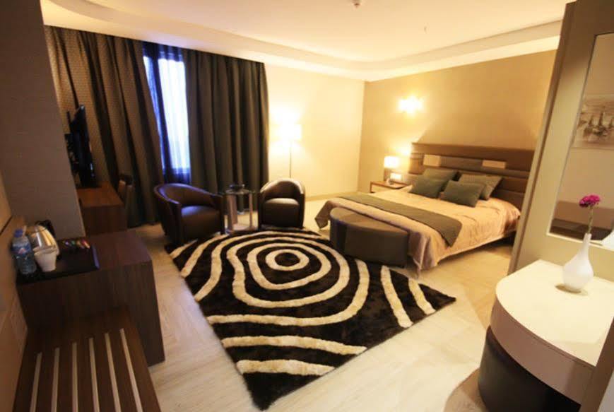 Titanic Hotel & Spa Szulejmánijja Kültér fotó A room at the hotel