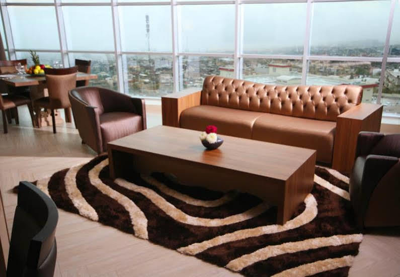 Titanic Hotel & Spa Szulejmánijja Kültér fotó A living room with a carpet