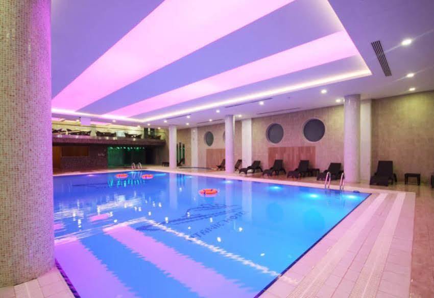 Titanic Hotel & Spa Szulejmánijja Kültér fotó The swimming pool at the hotel